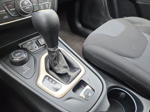 Used 2016 Jeep Cherokee Latitude w/ Comfort/Convenience Group AWD/4WD image 22