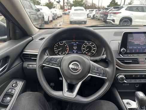 Used 2024 Nissan Altima 2.5 SV image 9