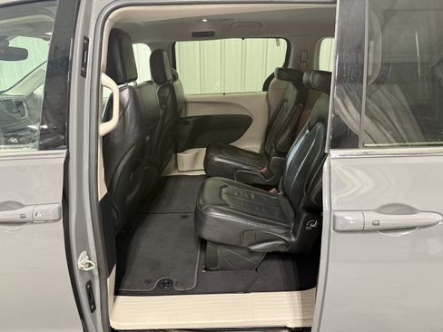Used 2022 Chrysler Pacifica Touring-L FWD image 16