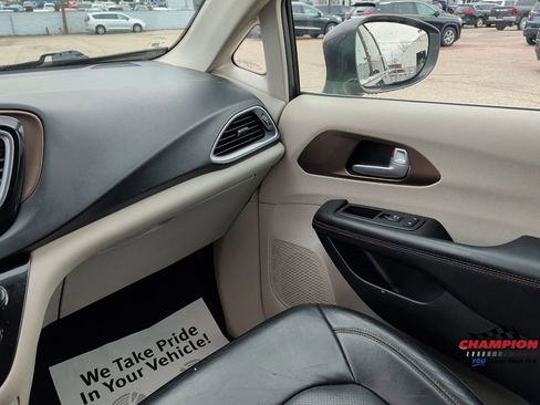Used 2018 Chrysler Pacifica Touring-L FWD image 20