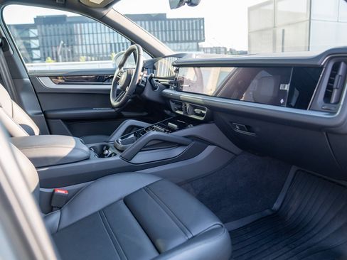 Certified 2026 Porsche Cayenne AWD/4WD image 24