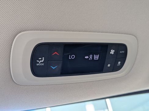 Used 2024 Chrysler Pacifica Limited FWD image 27