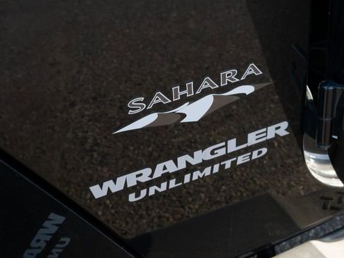 Used 2017 Jeep Wrangler Unlimited Sahara w/ Connectivity Group image 10