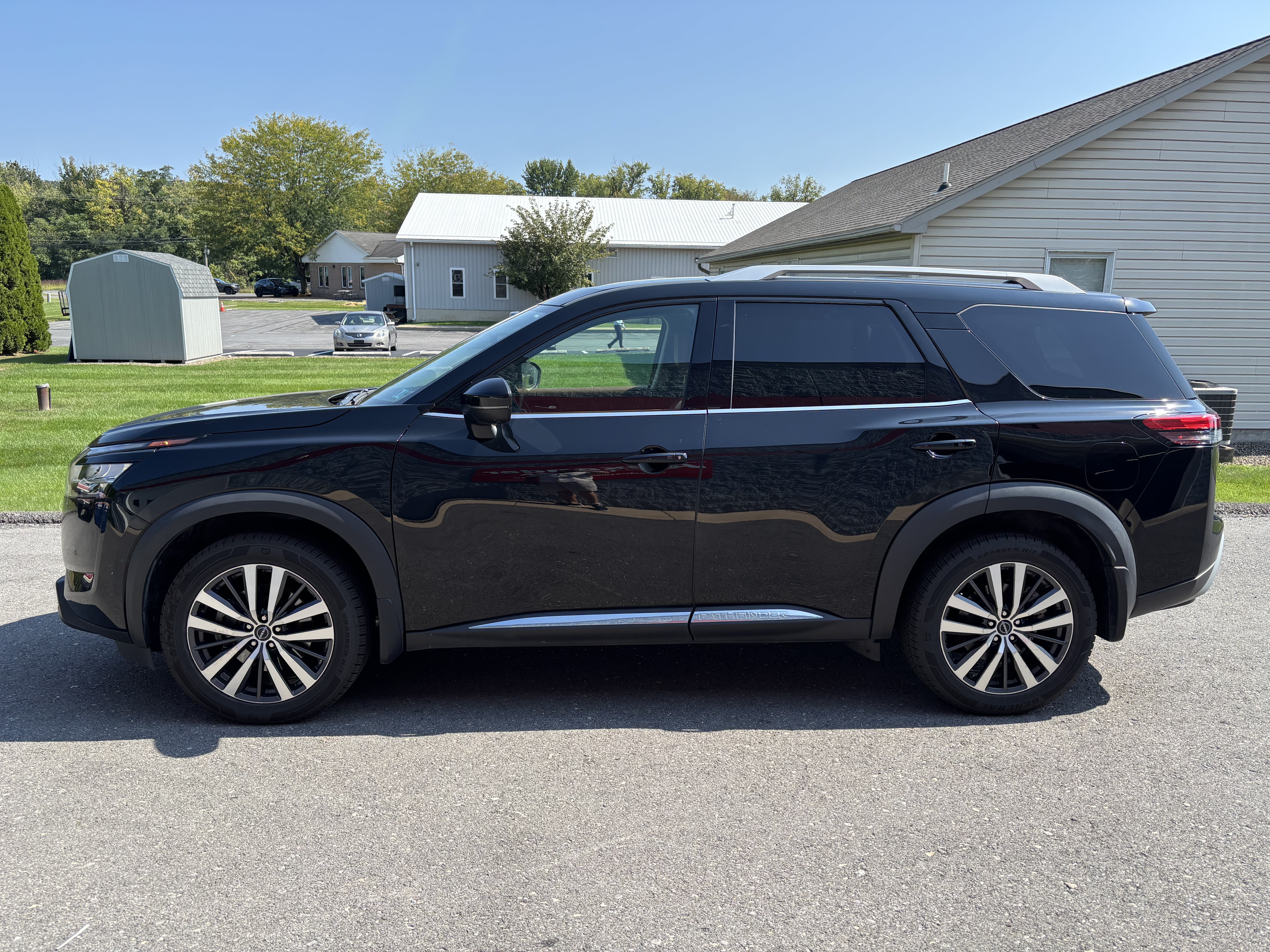Used 2022 Nissan Pathfinder Platinum AWD/4WD image 6