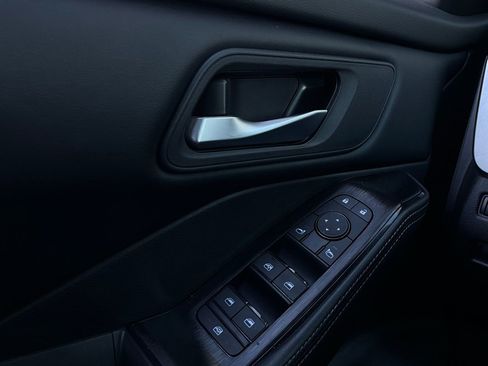 Used 2025 Nissan Rogue SV image 21