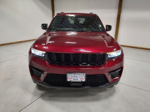 Used 2023 Jeep Grand Cherokee Altitude AWD/4WD image 3