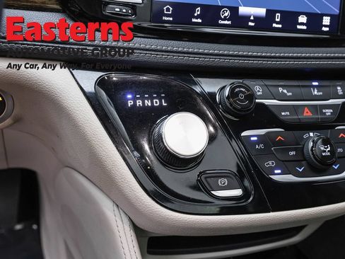 Used 2023 Chrysler Pacifica Limited FWD image 13