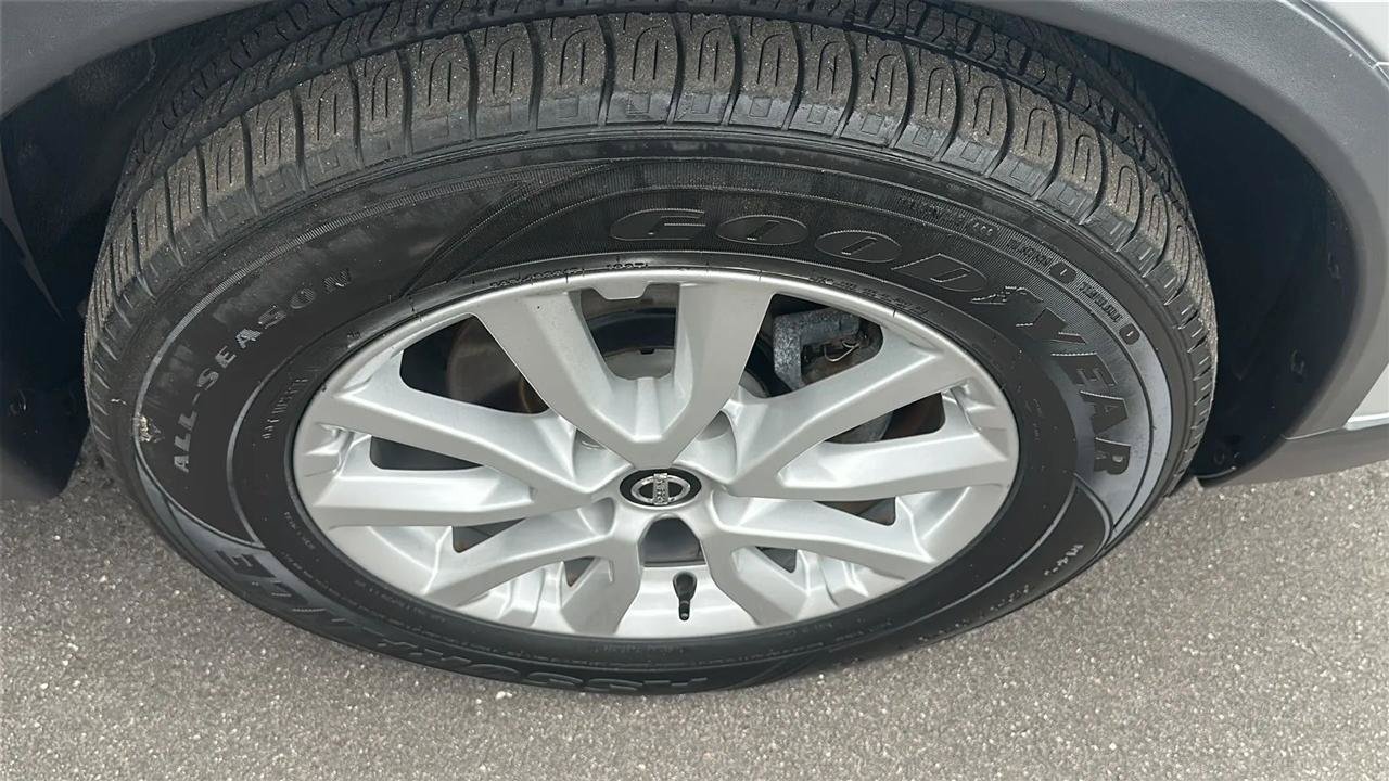Used 2017 Nissan Rogue SV w/ SV Premium Package AWD/4WD image 21