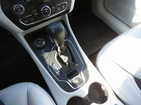 Used 2020 Jeep Cherokee Latitude Plus w/ Cold Weather Group image 23