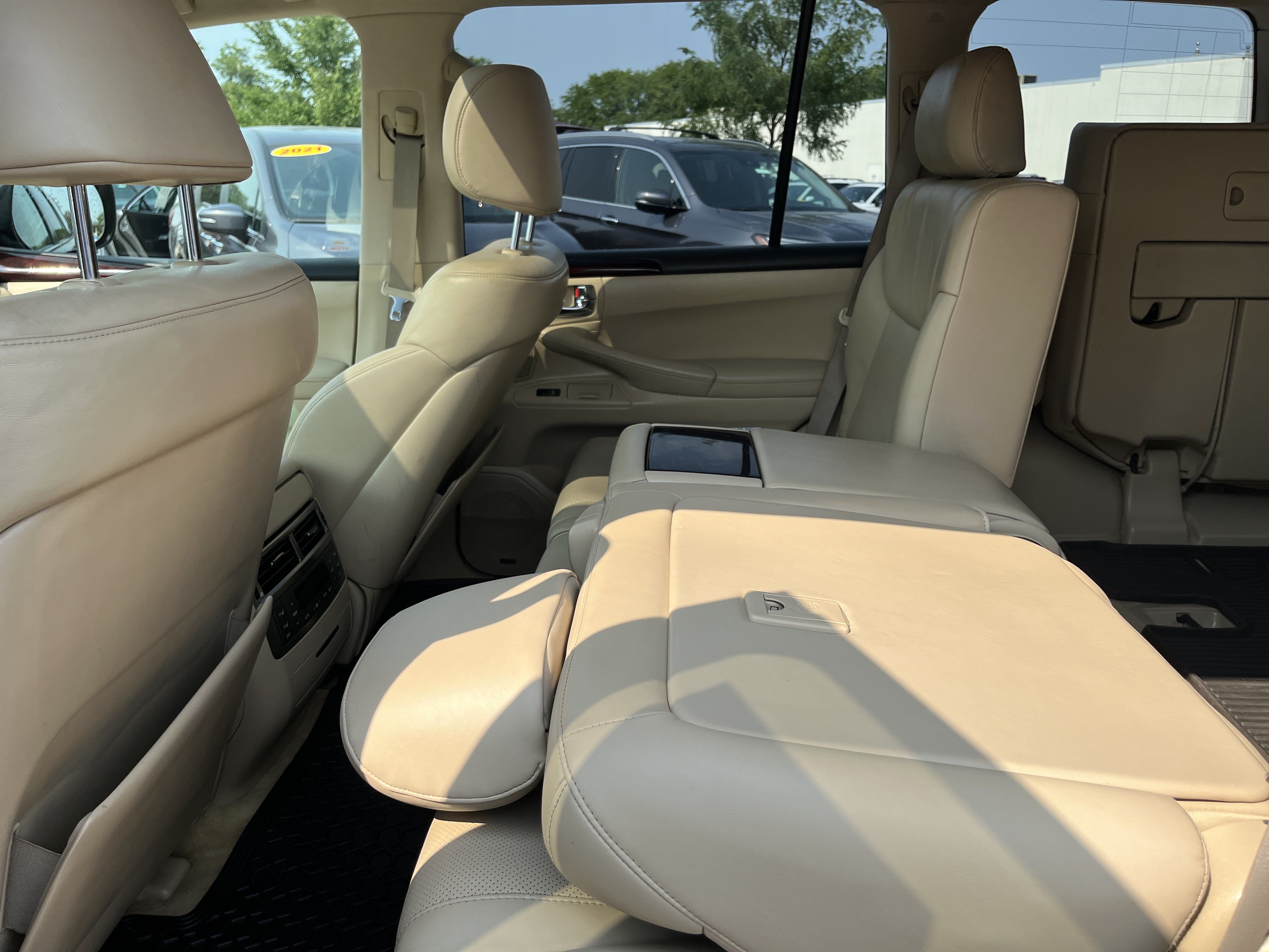 Used 2011 Lexus LX 570 4WD w/ Luxury Pkg image 16
