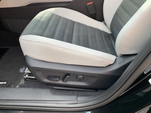 New 2025 Mitsubishi Outlander SE image 11