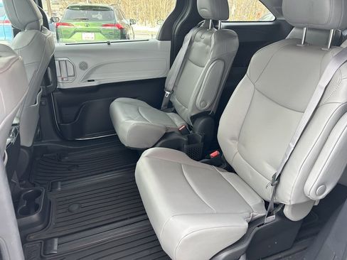 Used 2025 Toyota Sienna XLE w/ XLE Plus Package image 10