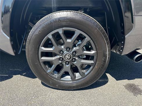 Used 2025 Toyota Tundra Platinum AWD/4WD image 31
