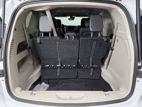 Used 2024 Chrysler Pacifica Touring-L image 15