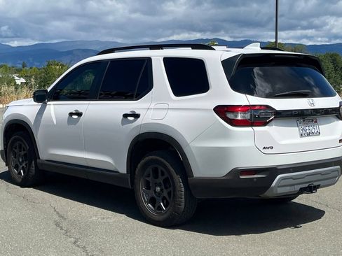 Used 2025 Honda Pilot TrailSport image 3