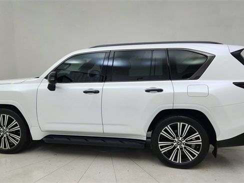 Used 2023 Lexus LX 600 4WD w/ Luxury Package image 4
