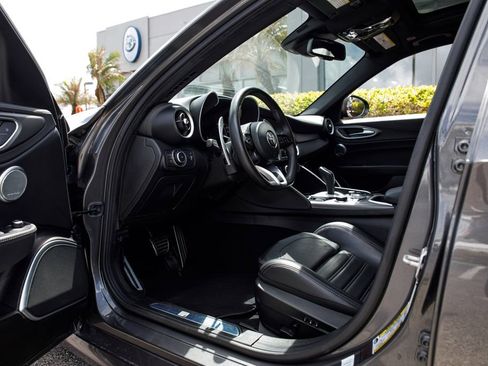 Used 2022 Alfa Romeo Giulia Veloce RWD image 25