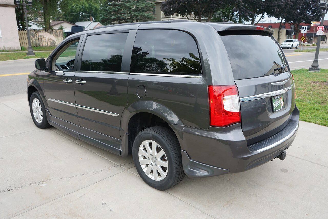 Used 2016 Chrysler Town & Country Touring w/ Driver Convenience Group FWD image 11