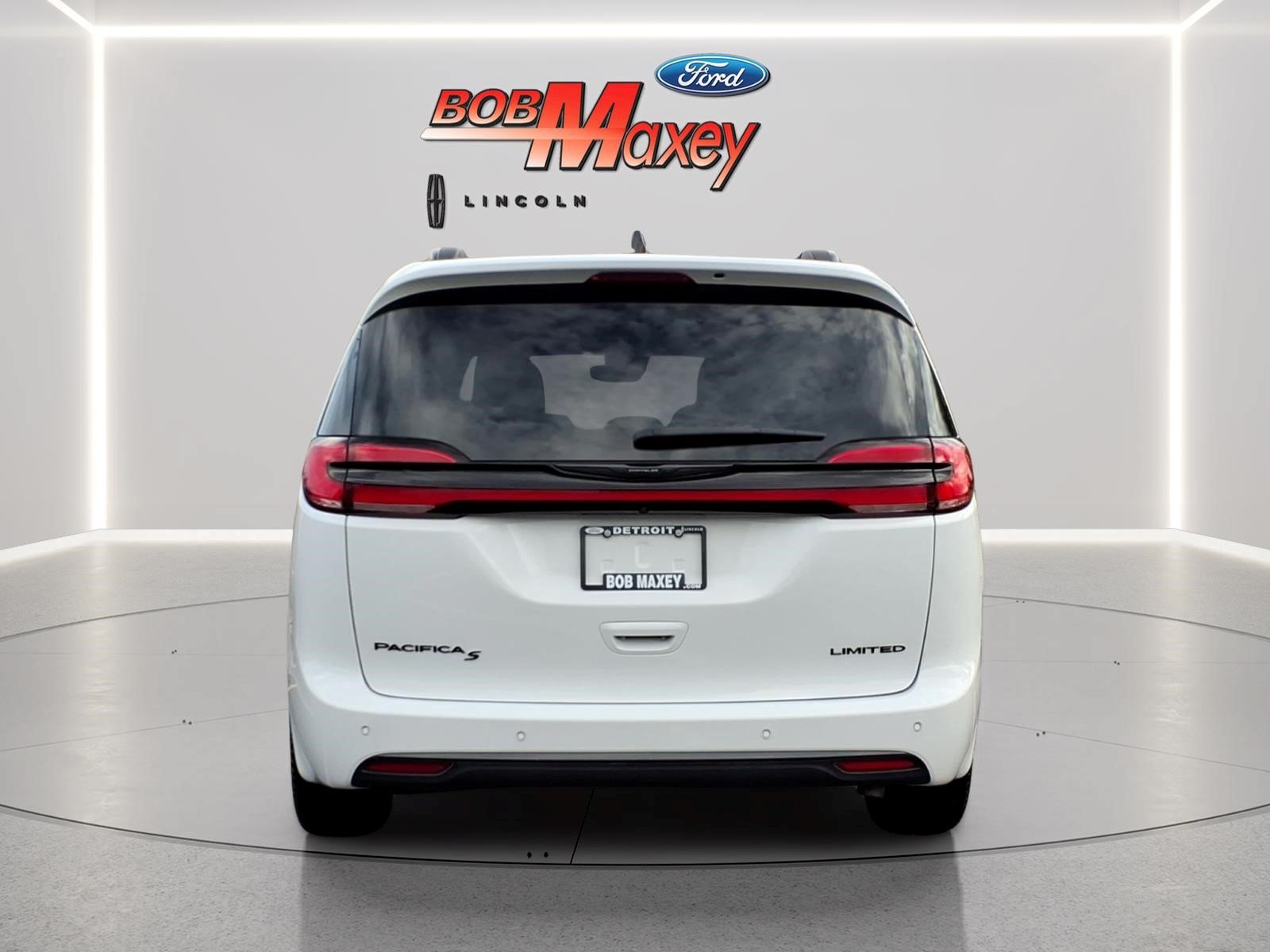 Used 2025 Chrysler Pacifica Limited FWD image 5