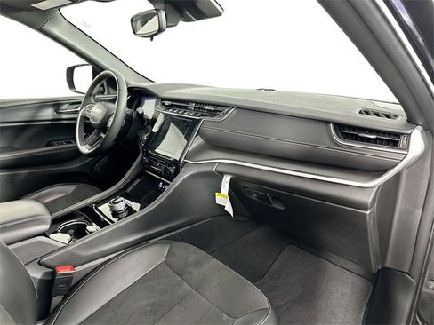 Used 2023 Jeep Grand Cherokee Altitude image 30