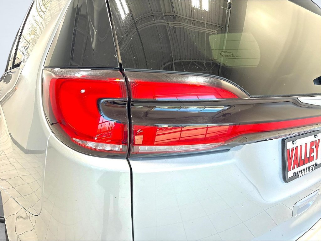 Used 2024 Chrysler Pacifica Touring-L FWD image 24