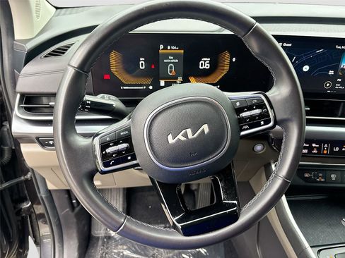 Used 2025 Kia Carnival FWD image 11