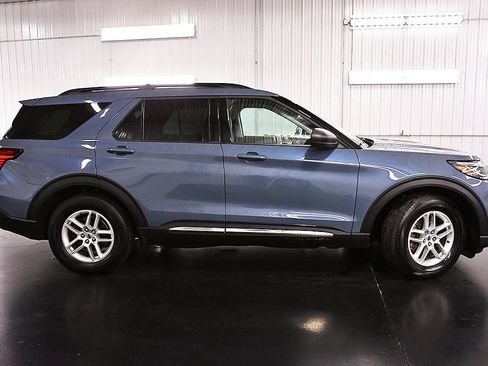 Used 2025 Ford Explorer Active w/ Active Comfort Package RWD image 8