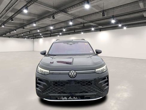 Used 2025 Volkswagen Tiguan SEL R-Line image 2