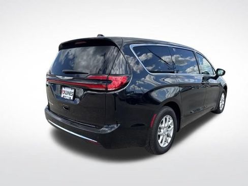 Used 2025 Chrysler Pacifica Select FWD image 11