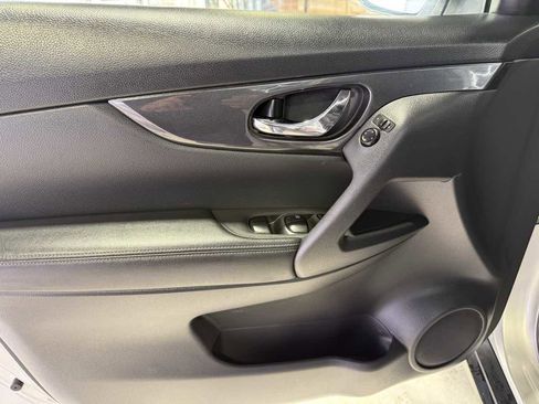 Used 2020 Nissan Rogue SV image 34