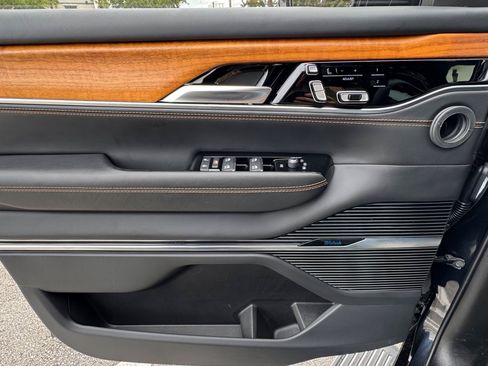 Used 2024 Jeep Grand Wagoneer Series III AWD/4WD image 10