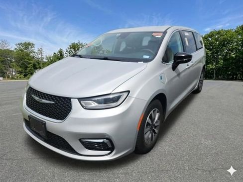 Used 2024 Chrysler Pacifica Limited FWD image 4