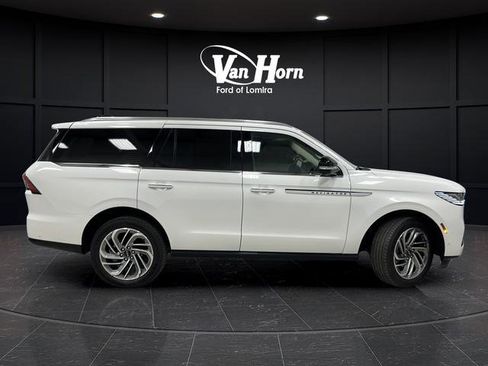 Used 2025 Lincoln Navigator Reserve image 2