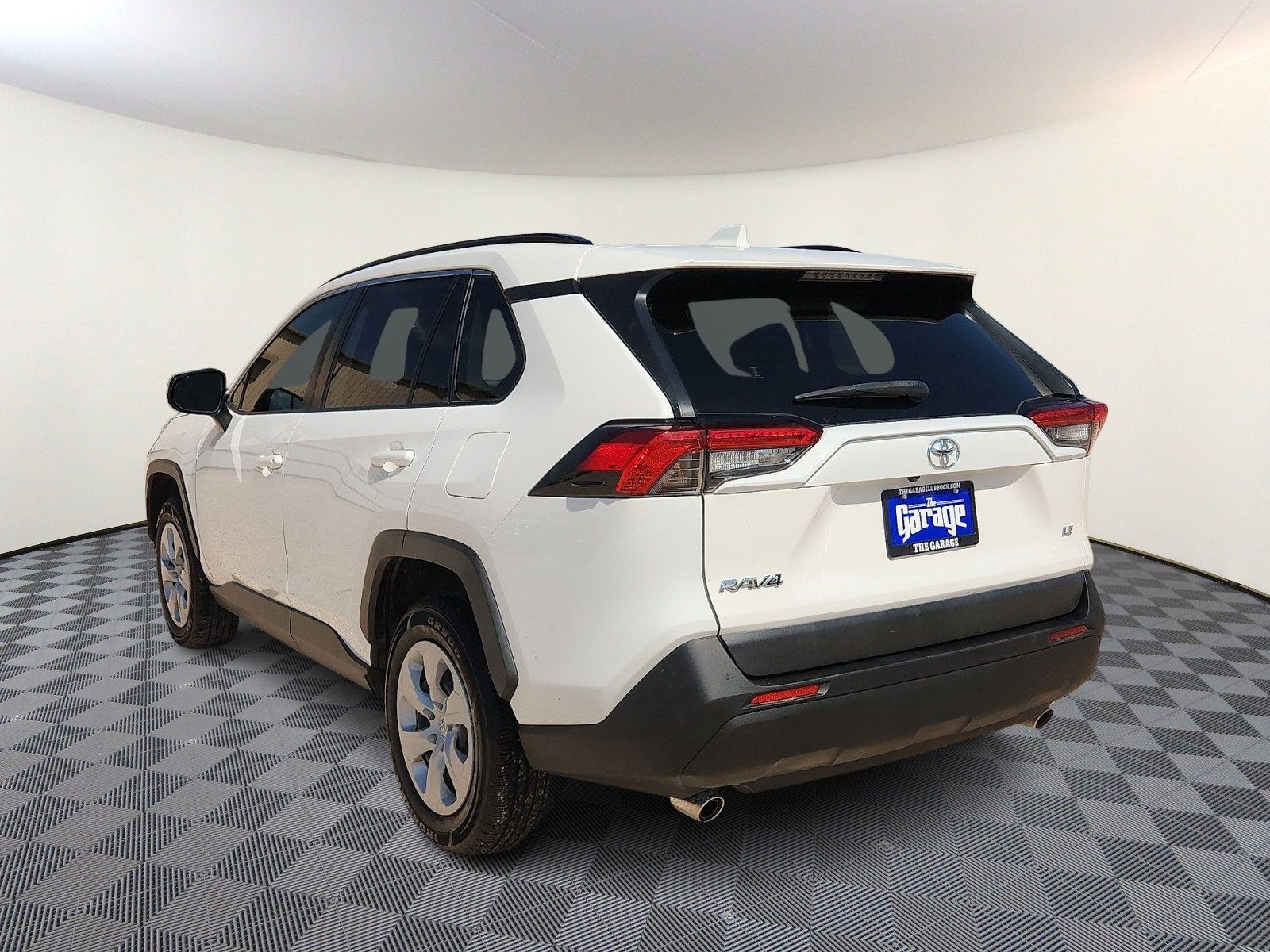 Used 2020 Toyota RAV4 LE FWD image 3