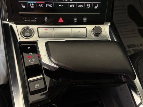 Used 2022 Audi e-tron Premium Plus w/ Premium Plus Package AWD/4WD image 39