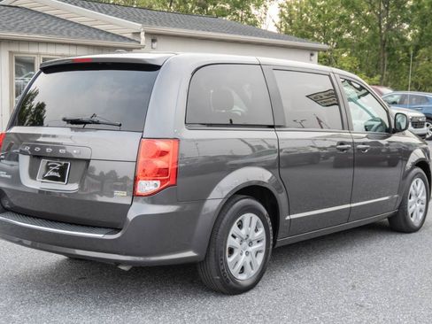 Used 2018 Dodge Grand Caravan SE w/ UConnect Hands-Free Group FWD image 8