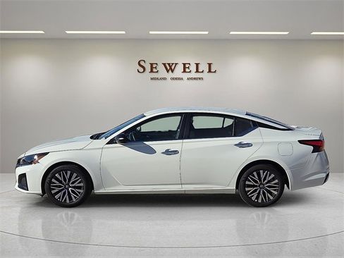 Used 2025 Nissan Altima 2.5 SV image 2