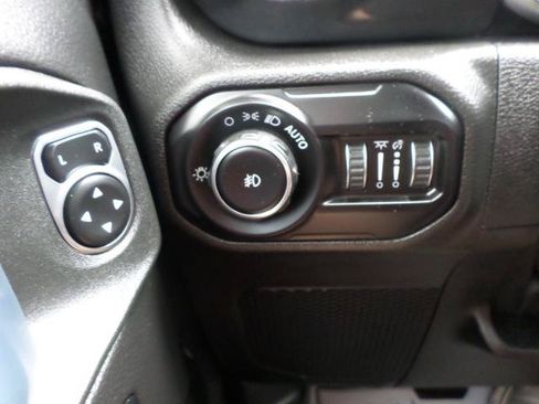 Used 2022 Jeep Wrangler Unlimited Sahara AWD/4WD image 28