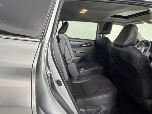 Used 2025 Toyota Highlander XLE FWD image 28