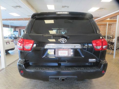 Used 2017 Toyota Sequoia Platinum RWD image 5
