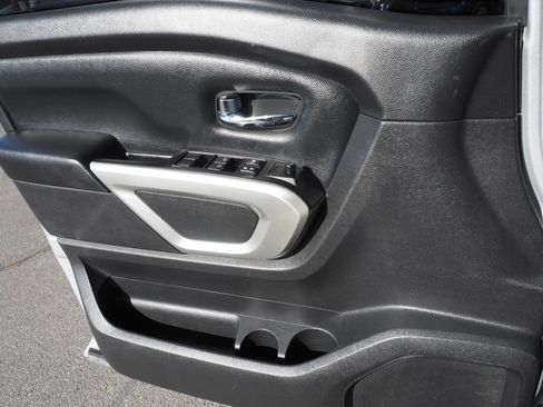 Used 2018 Nissan Titan SV w/ SV Convenience Package image 12