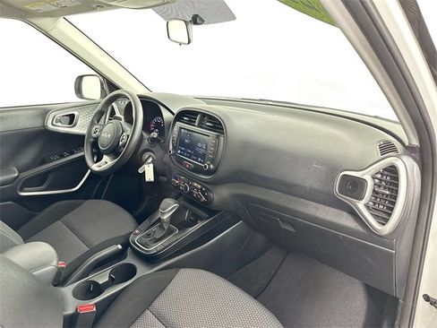 Used 2022 Kia Soul LX image 28
