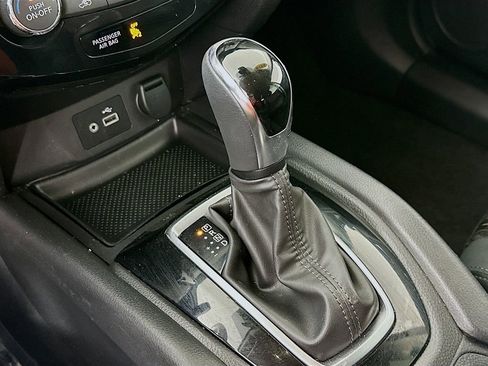 Used 2019 Nissan Rogue SV image 23