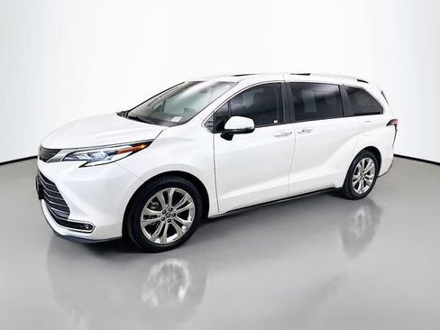 Used 2022 Toyota Sienna Platinum FWD image 3