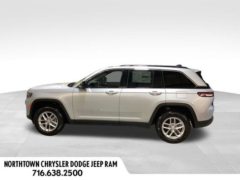 Used 2025 Jeep Grand Cherokee Laredo X w/ Luxury Tech Group I AWD/4WD image 2