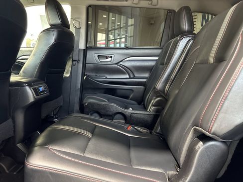 Used 2019 Toyota Highlander SE FWD image 23