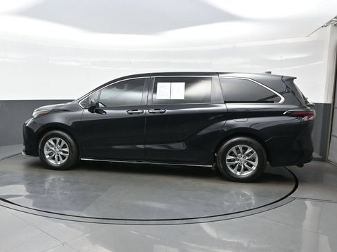 Used 2022 Toyota Sienna XLE FWD image 3