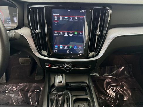 Used 2019 Volvo S60 T5 Momentum w/ Premium Package image 8