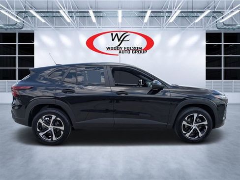 Used 2025 Chevrolet Trax RS w/ Sunroof Package FWD image 2
