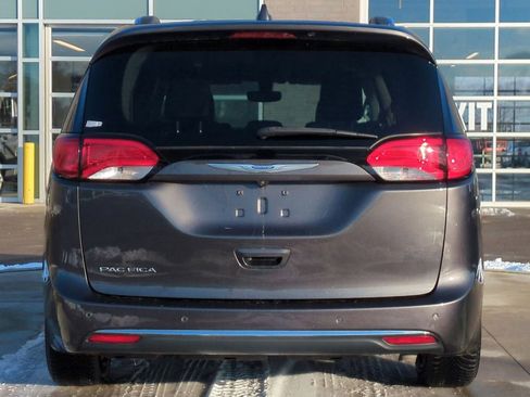 Used 2018 Chrysler Pacifica Touring-L Plus image 5